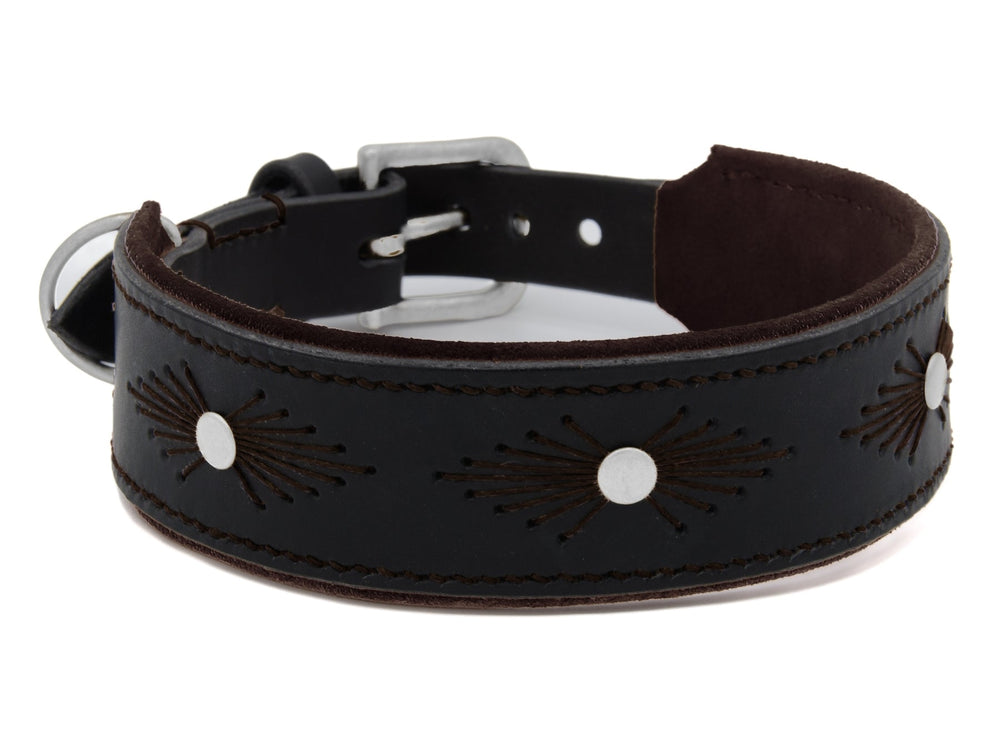 Schwarzes Lederhalsband WOODSTOCK mit silbernen Zierschnallen und geflochtenem Design, verziert mit eleganten Mustern.