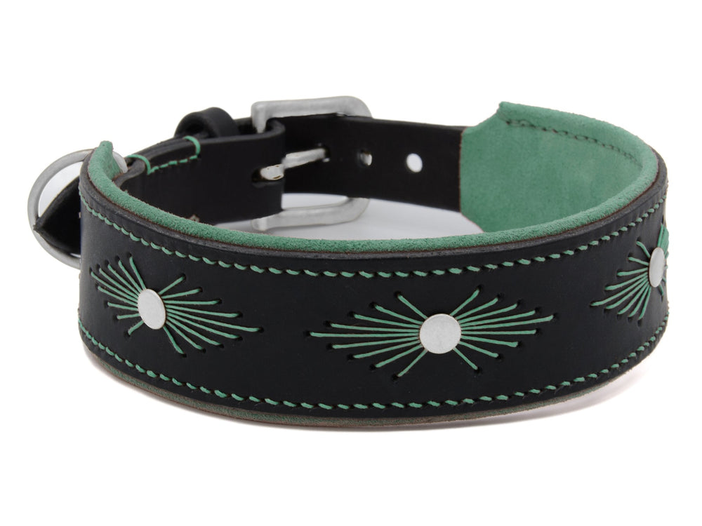 Schwarzes Lederhalsband WOODSTOCK mit grüner Ziernaht und silberner Schnalle für Hunde, weich und stylisch.