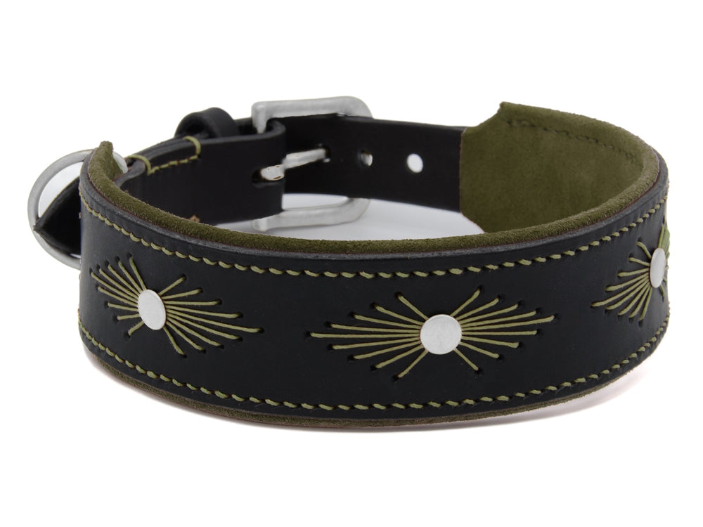 Schwarzes Lederhalsband mit goldgrünen Stickereien und silbernen Applikationen, breiter Form und klassischer Schnalle.