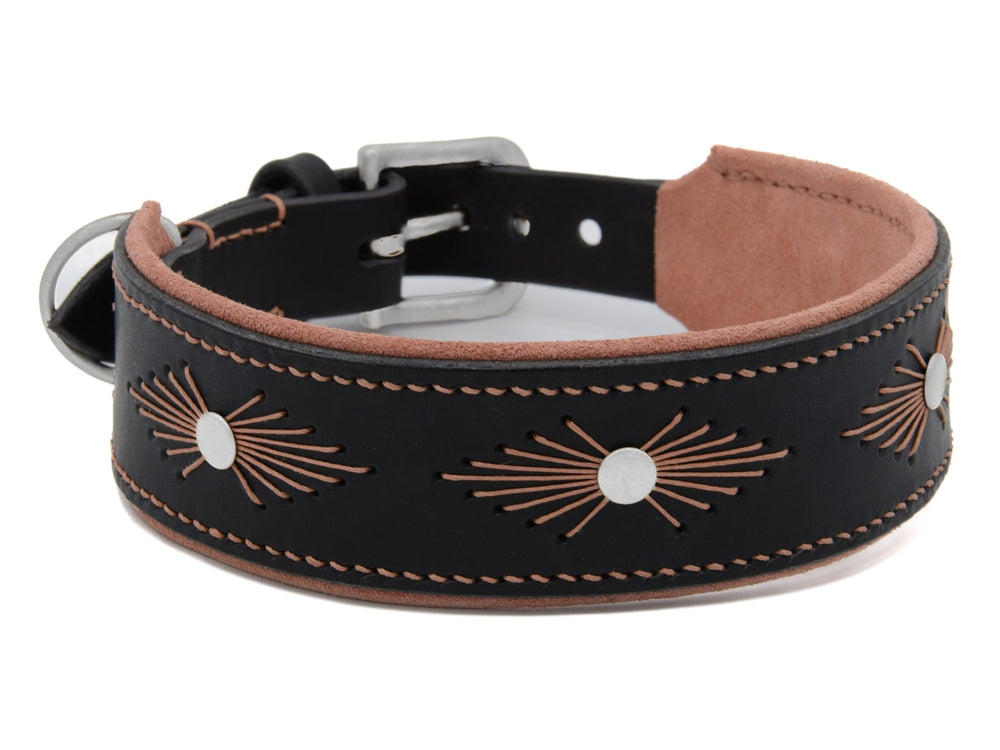 Schwarzes Lederhalsband WOODSTOCK für Hunde mit beiger Innenauskleidung, gestickten Motiven und silbernen Nieten.