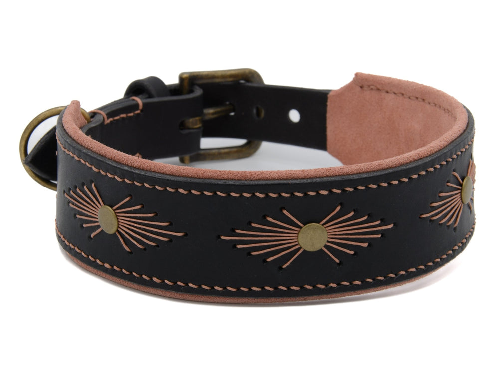 Schwarzes Lederhalsband WOODSTOCK mit braunem Innenfutter und goldfarbenen Sonnen-Motiven, bronzefarbene Schnalle.