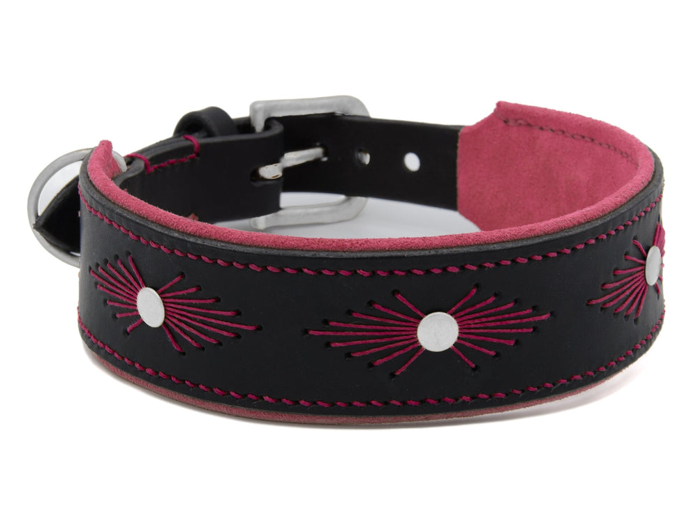Schwarzes Lederhalsband WOODSTOCK mit pinken und weißen Sonnenstrahlen-Stickereien und silberner Schnalle.