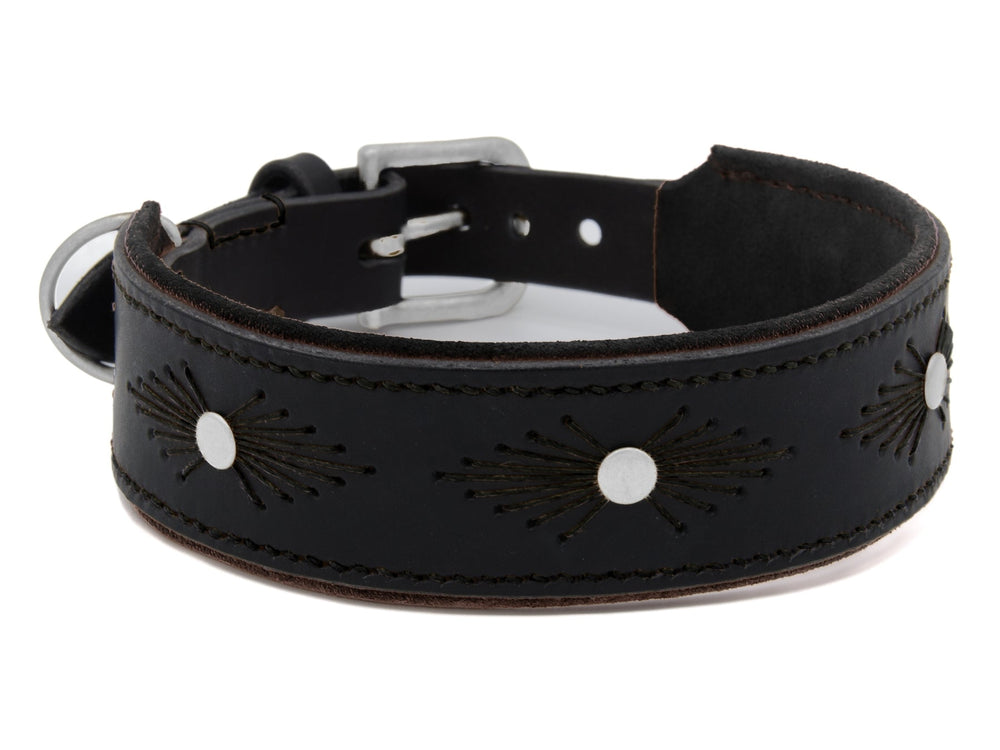 Schwarzes Lederhalsband WOODSTOCK mit silbernen sternförmigen Deko-Elementen und klassischer Schnalle. Weiche Innenausstattung.