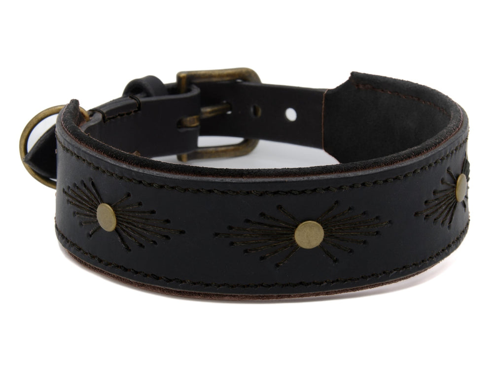 Schwarzes Lederhalsband WOODSTOCK mit goldenem Muster, robuster Schnalle und verstellbarer Länge, hochwertig verarbeitet.