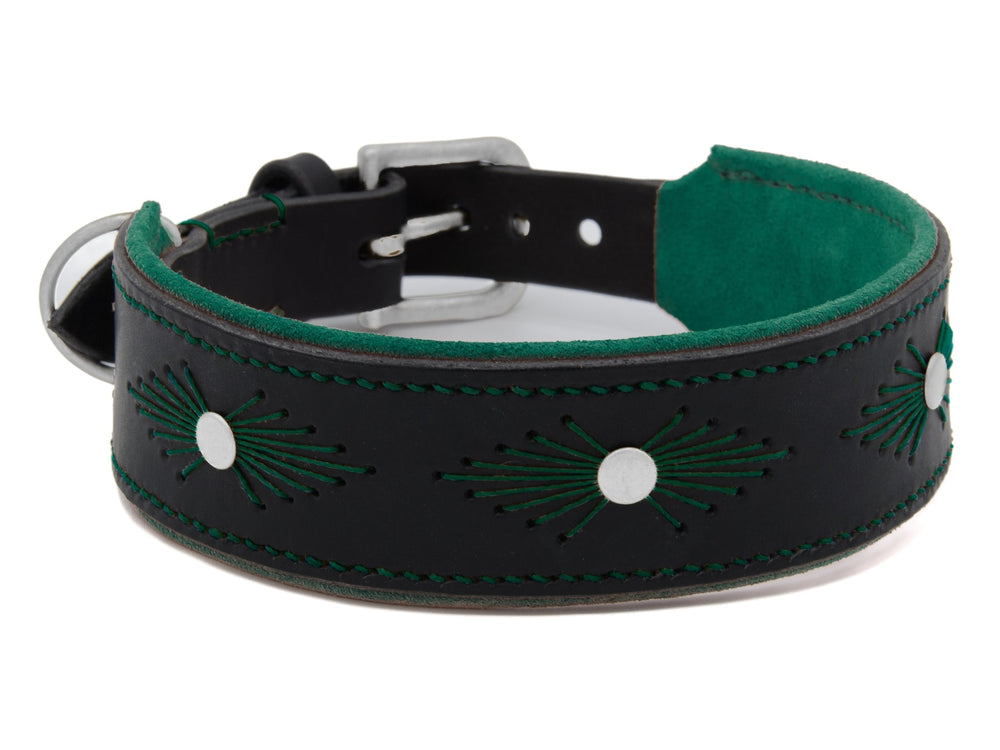 Schwarzes Lederhalsband mit grüner Innenpolsterung und Sonnenstrahlen-Motiven für Hunde.