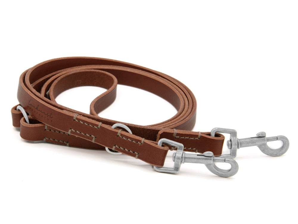 Braune geflochtene Lederleine "Waldgeist" mit Metallkarabiner, eleganter Naht in hellem Faden für stilbewusste Hundebesitzer.