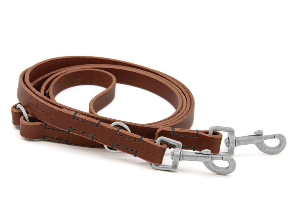 Braunes Lederhundehalsband mit schwarzen Nähten und metallenen Karabinerhaken, elegant und robust für stilvolle Hunde.