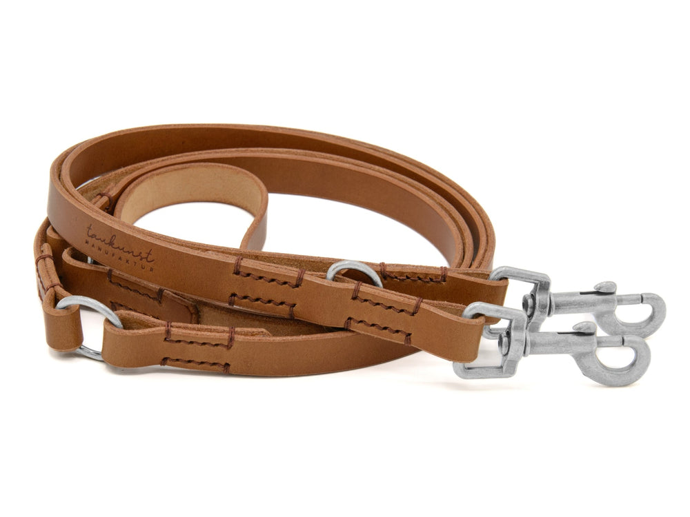 Braunes Lederhalsband für Hunde mit zwei Karabinerhaken und gut sichtbaren Nähten, ideal für Stil und Haltbarkeit.