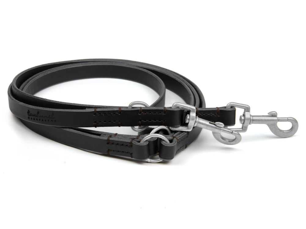 Schwarze Lederleine Waldgeist mit verstellbaren Schnallen und Metallkarabinern, kontrastierenden Nähten für Hunde.