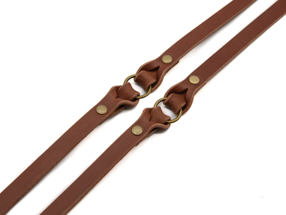 Braune Lederleine mit eleganten Handschlaufen und Messingverbindungen für stilvolle Hundebesitzer.