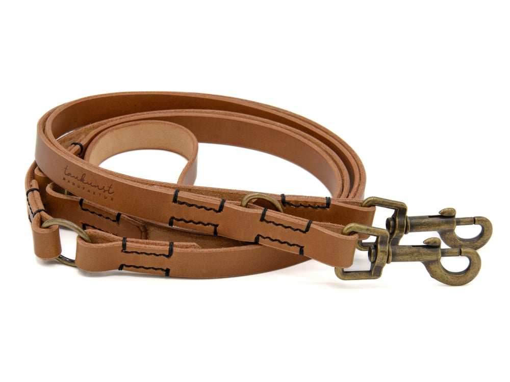 Braune Lederleine "Waldgeist" mit glatter Oberfläche und eleganten Nähten, ausgestattet mit zwei Metallkarabinern.