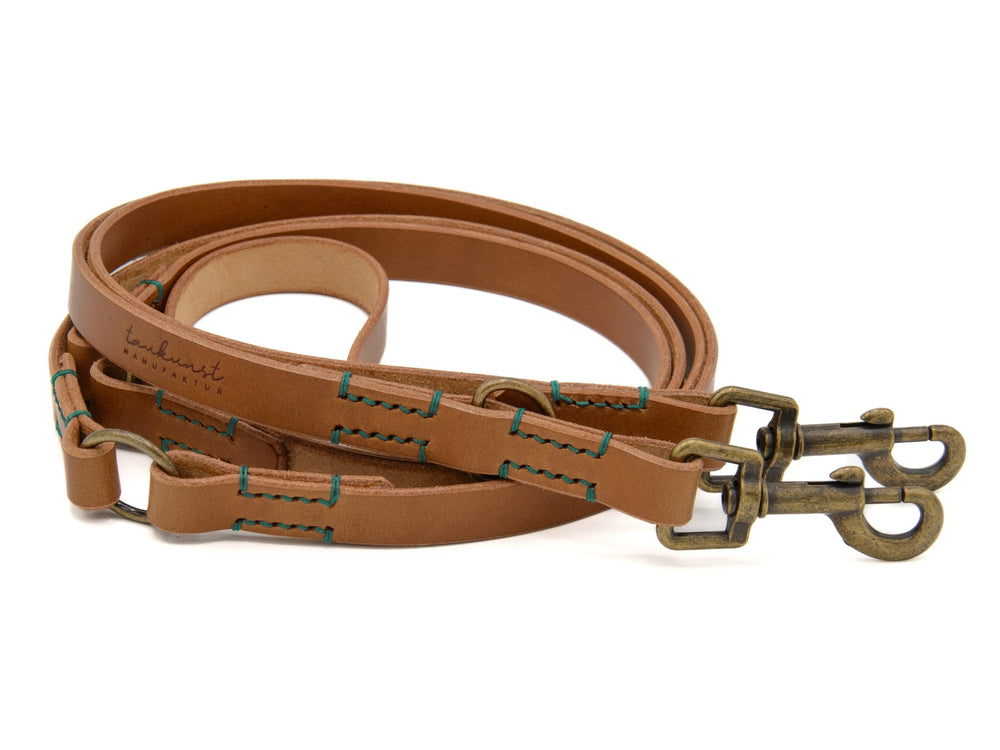 Braune Lederleine Waldgeist mit Messingkarabinern und blauen Nähten, robust und langlebig. Ideal für Hundebesitzer.