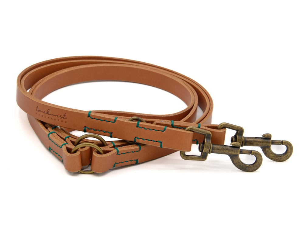 Hochwertige braune Lederleine "Waldgeist" mit grünen Nähten und stabilen Karabinerhaken für Hunde.