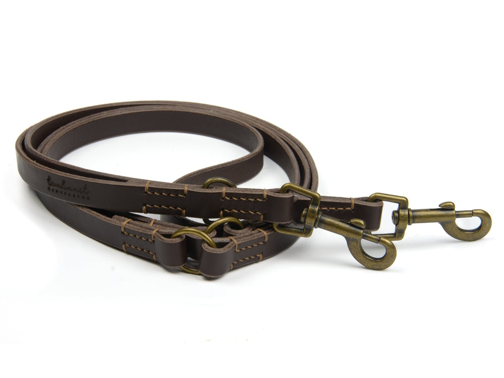 Braune Lederleine mit zwei Karabinerhaken und dekorativen Nähten für stilvolle Hundespaziergänge.