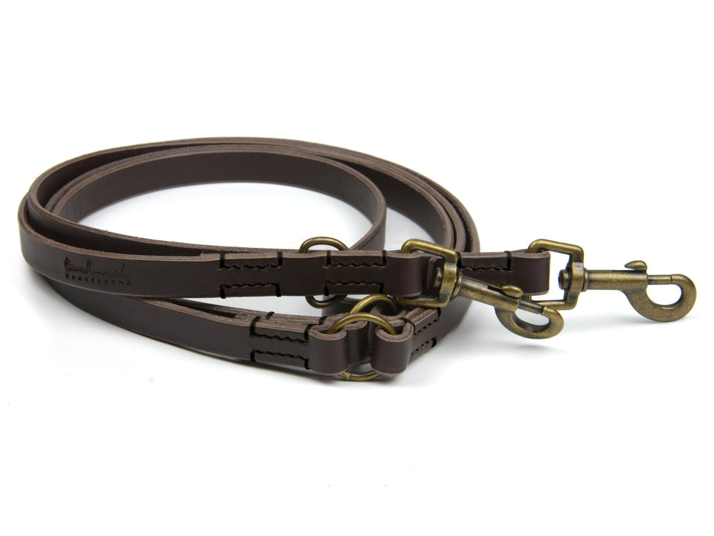 Braune Hundeleine aus Leder mit zwei Karabinern und verstellbaren Optionen im eleganten Design.