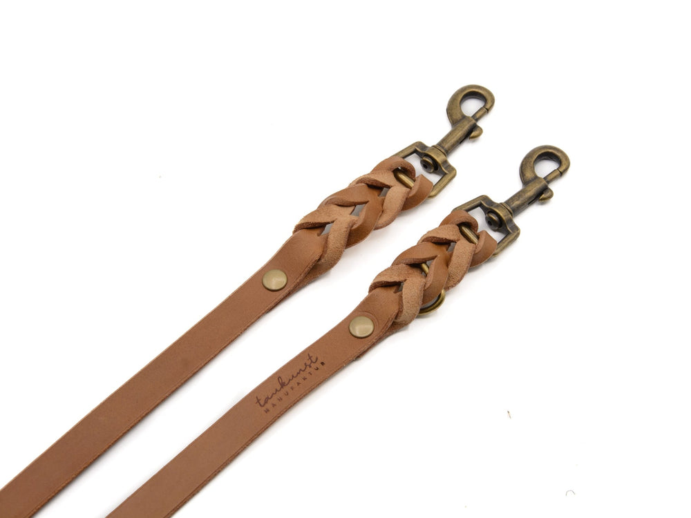Braune Lederleine "Waldstreuner" mit geflochtenen Details und zwei Metallkarabinerhaken für stilvolle Hundebesitzer.