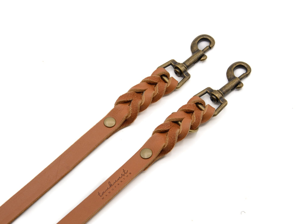 Hochwertige braune Leder-Hundeleinen mit geflochtener Struktur und robusten Metallhaken.