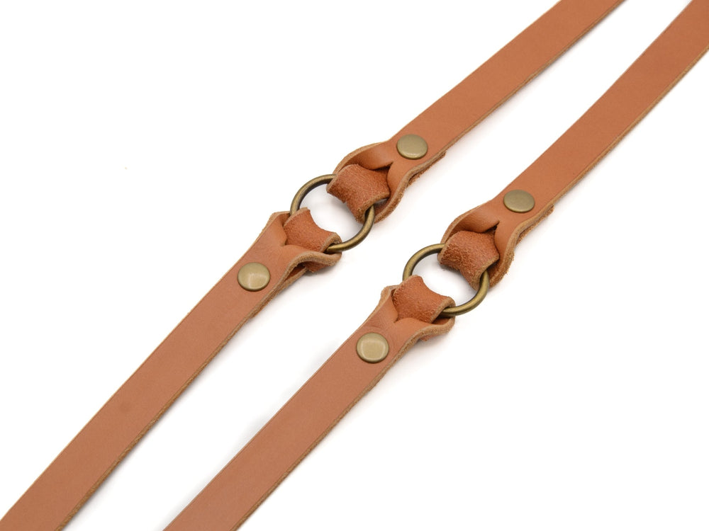 Helle braune Lederleine Waldstreuner mit Messingringen und Druckknöpfen, elegant und schlicht gestaltet.