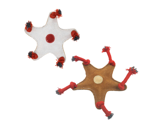 Sternförmige Lederspielzeuge aus Wildleder in Weiß und Hellbraun mit roten Akzenten, gemütlich angeordnet.