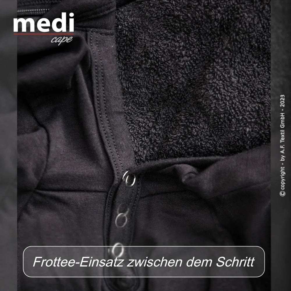 Frottee-Einsatz in dunkler Farbe zwischen Schritt eines Capes, aus weichem, saugfähigem Material gefertigt.