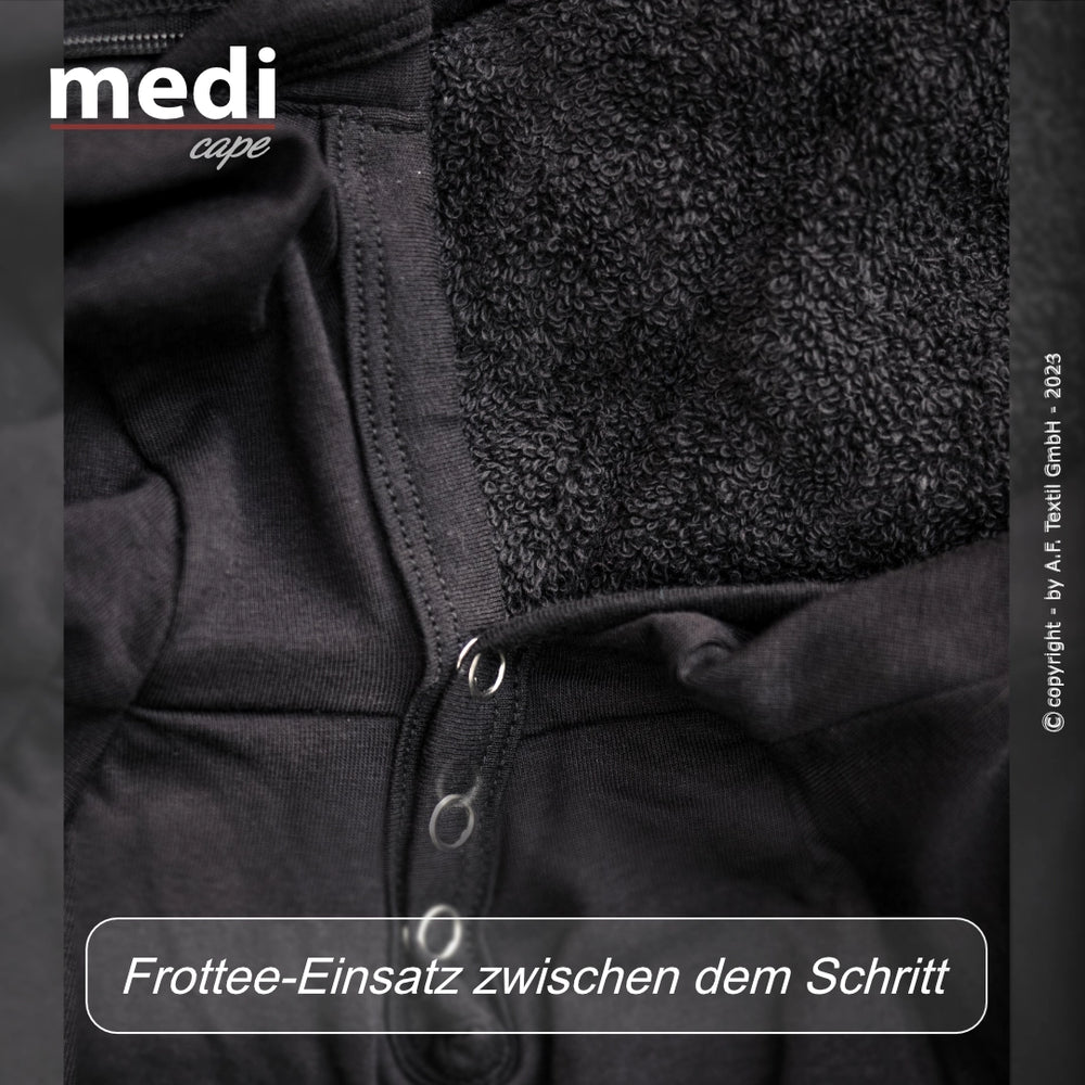 Frottee-Einsatz im Schrittbereich eines Umhangs, aus weichem und strukturiertem Material für zusätzlichen Komfort.