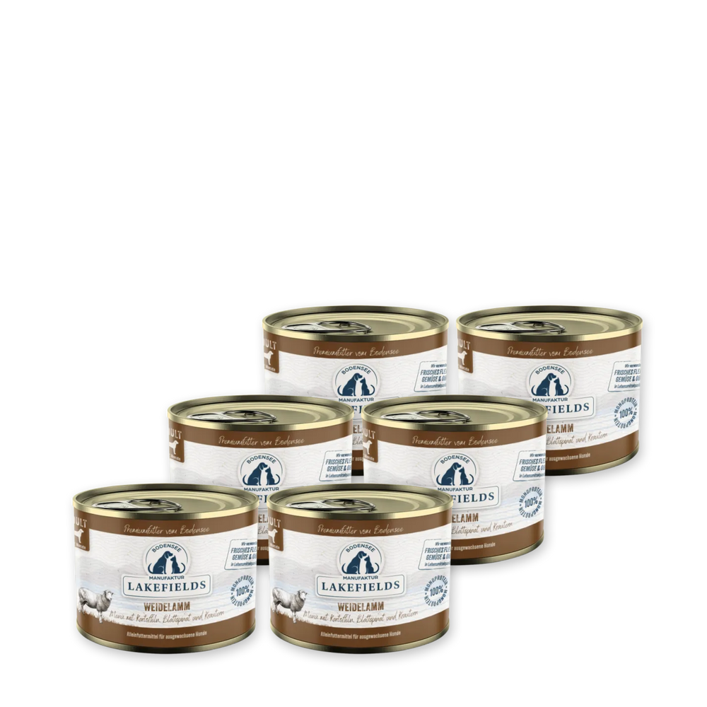 Sechs Dosen „Lakefields Weidelamm“ Nassfutter für Hunde vor schwarzem Hintergrund, ideal für die Ernährung von adulten Tieren.