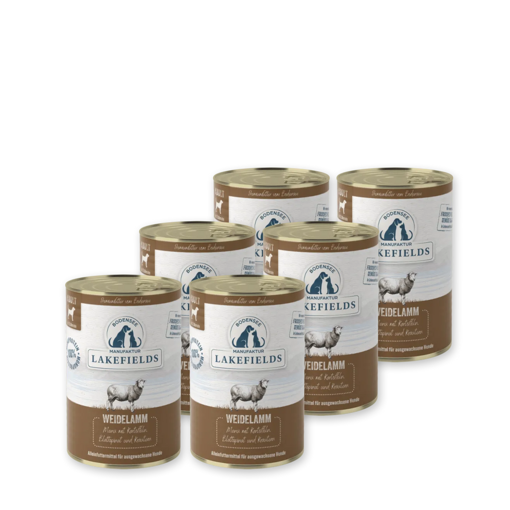 Sechs Dosen Nassfutter-Menü Lamm von Lakefields mit goldenen Deckeln und dekorativen Etiketten.