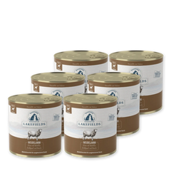 Sechs Dosen Lakefields Hunde-Nassfutter mit Lammgeschmack auf einfachem Hintergrund.