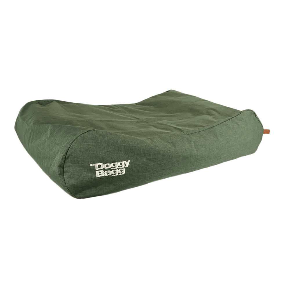 Hundekissen in dunkelgrün von Doggy Bagg: rechteckig mit texturierter Oberfläche und Logo auf der Seite.