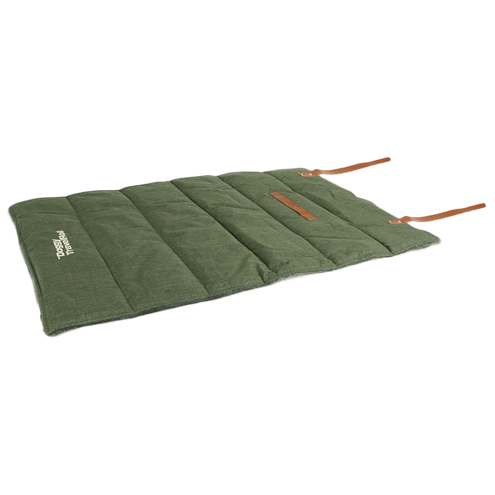 Grüne, faltbare Doggy Bagg Travel Roll Unterlage mit Ledertrageschlaufen und senkrechten Nähten für den Outdoor-Einsatz.