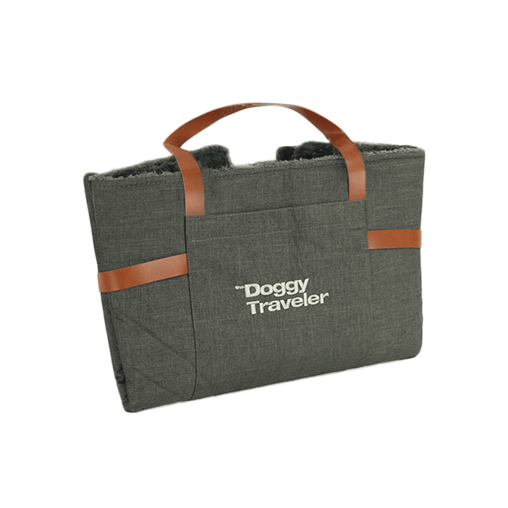 Graue Tragetasche mit braunen Ledergriffen, bedruckt mit "The Doggy Traveler" in Weiß. Ideal für Hundebesitzer.