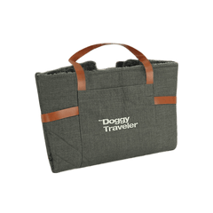 Graue Tragetasche mit braunen Ledergriffen, bedruckt mit "The Doggy Traveler" in Weiß. Ideal für Hundebesitzer.