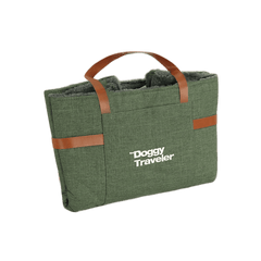Grüne Tragetasche mit braunen Griffen und "Doggy Traveler"-Aufschrift, modernes Design für den Transport von Haustieren.