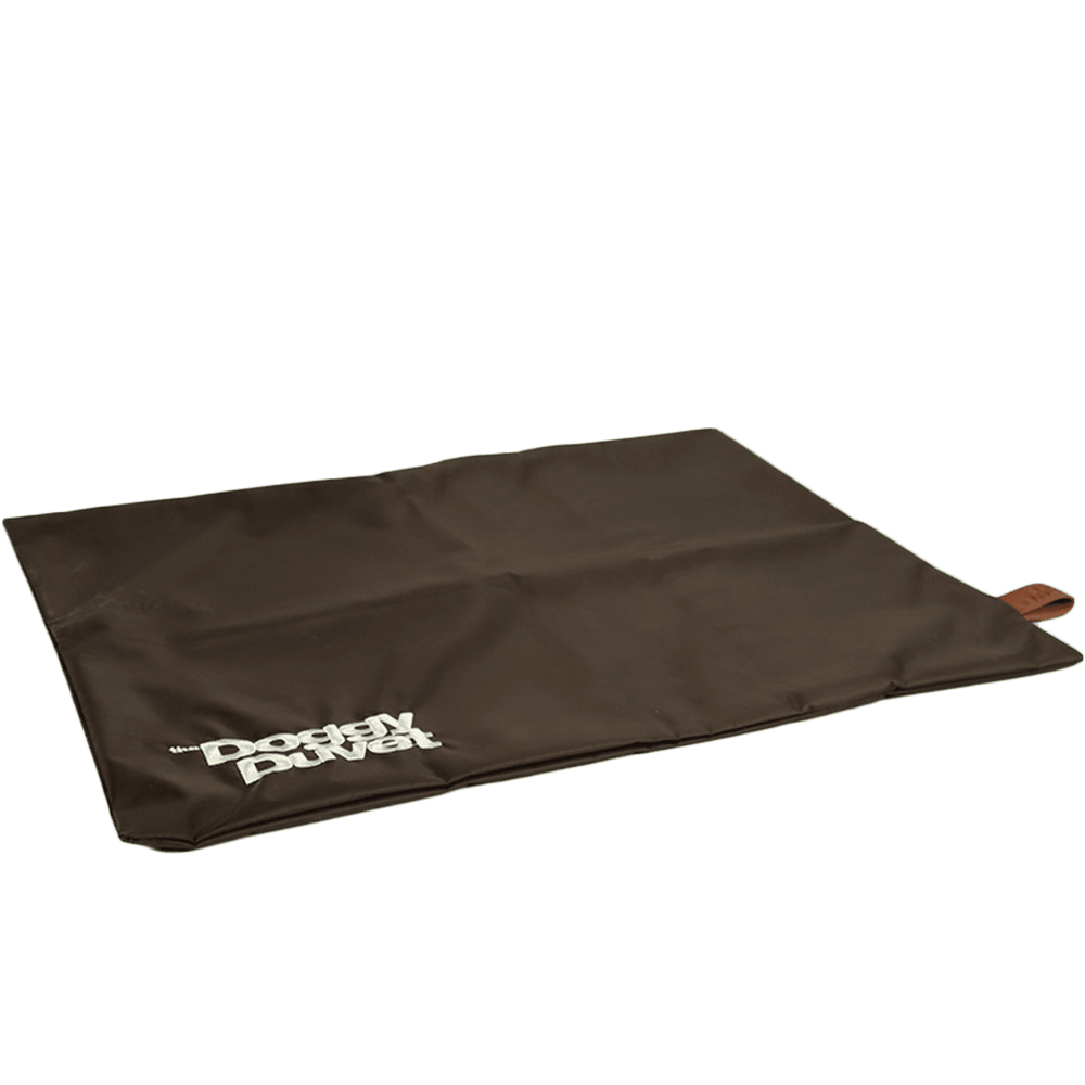 Braune Doggy Duvet Bench X-Treme Matte mit wasserabweisender Oberfläche und Etikett, gefaltet für einfache Handhabung.