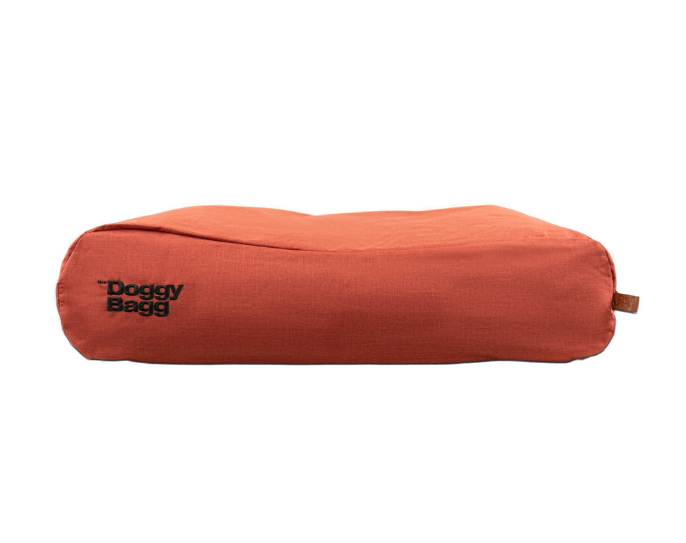 Rechteckiges Hundekissen in Orange mit schwarzem "Doggy Bag"-Stick und modernem Design. Ideal für stilvolle Haustierbereiche.