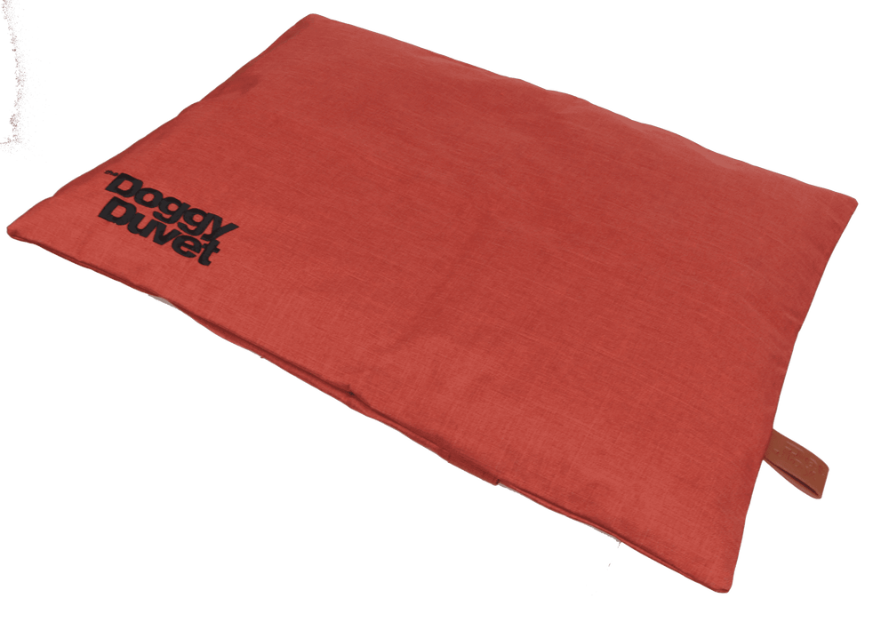 Rotes rechteckiges Hundebett "Doggy Duvet" mit glatter Oberfläche und dezenter Textur, ideal für Haustiere.