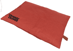Rotes rechteckiges Hundebett "Doggy Duvet" mit glatter Oberfläche und dezenter Textur, ideal für Haustiere.