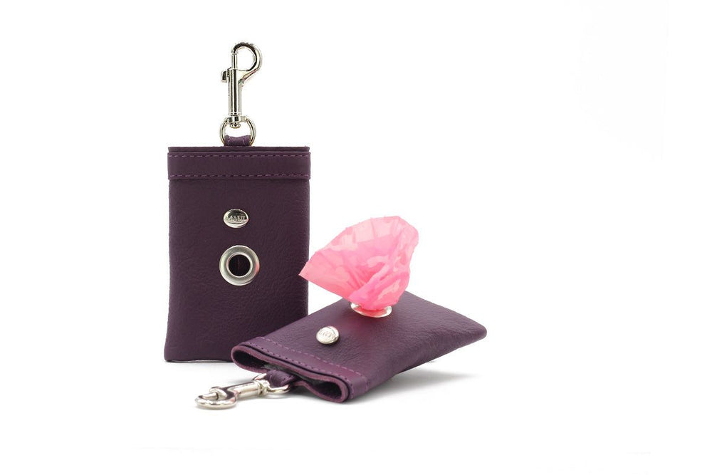 Lila Hundekotbeutelspender-Set mit Karabinerhaken und Platz für Beutel, ideal für hundefreundliche Spaziergänge.