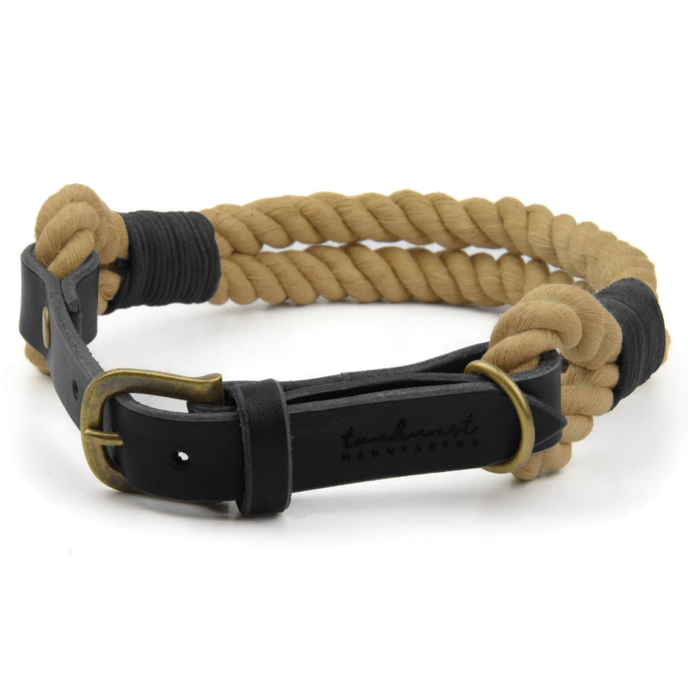 "Hundehalsband aus geflochtenem beige Seil und schwarzem Leder mit metallischer Schnalle und Leinenring."