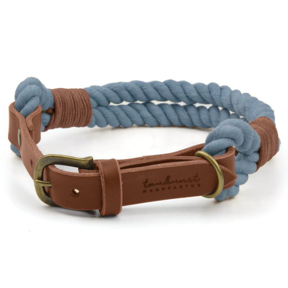 Welpenhalsband AHOI aus blauer geflochtener Kordel und braunem Leder mit goldfarbener Schnalle und D-Ring.