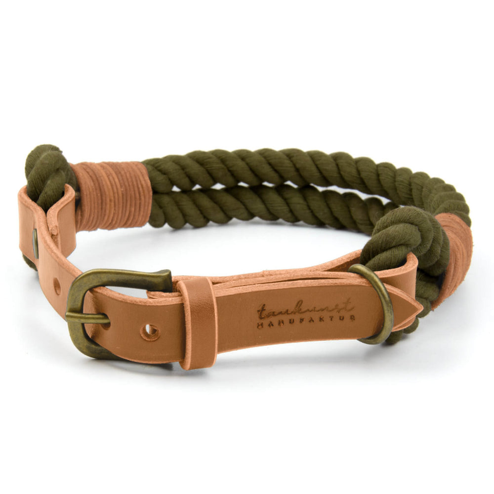 Handgefertigtes Welpenhalsband aus grünem geflochtenem Stoff und braunem Leder mit Metallic-Schnalle.