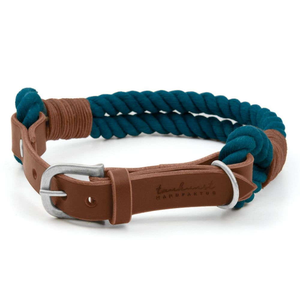 Stylisches Welpenhalsband AHOI aus blauem Tau und braunem Leder mit metallener Schnalle und Markenlogo.