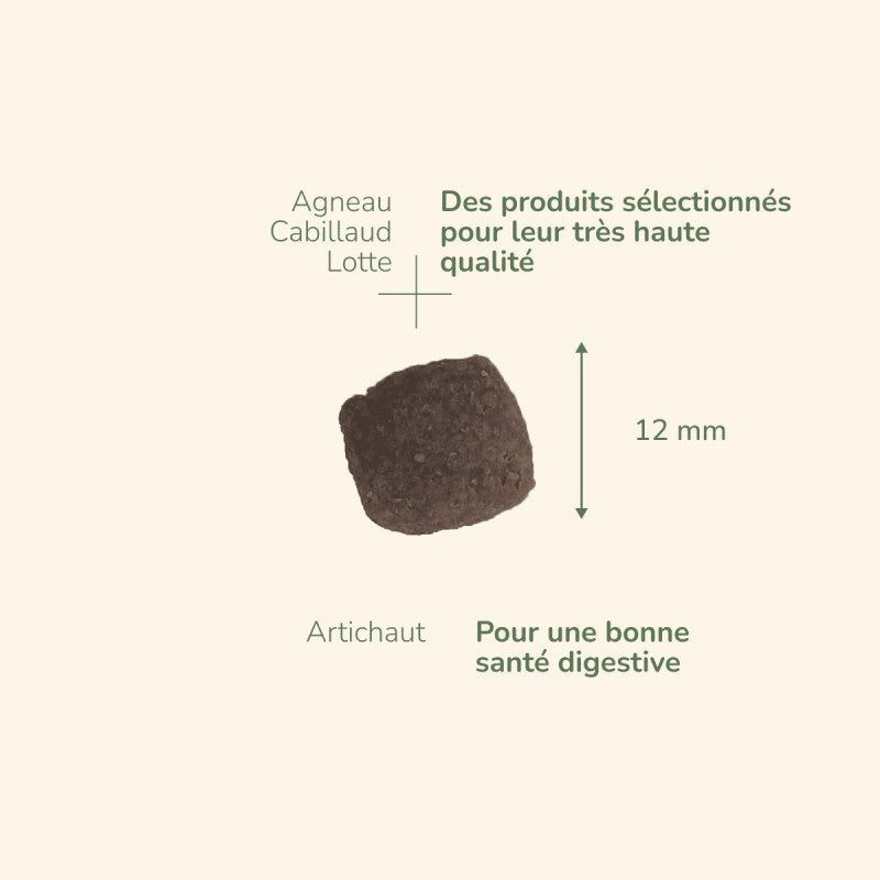 Dunkelbrauner Katzensnack Pure Life Sensitiv Agneau aus hochwertigem Lammfleisch, quadratisch und ca. 12 mm groß.