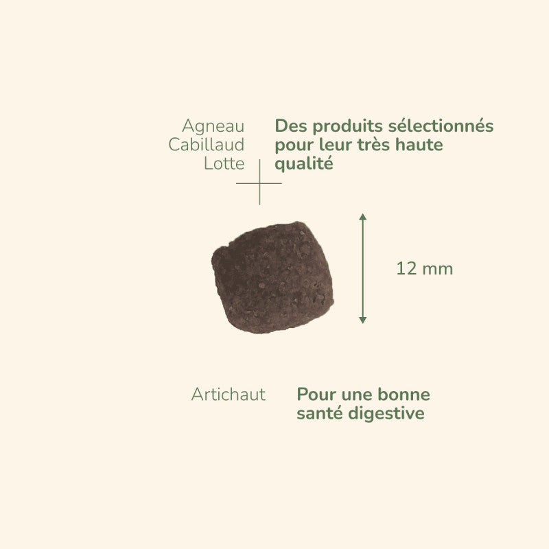 Dunkelbrauner Katzensnack Pure Life Sensitiv Agneau aus hochwertigem Lammfleisch, quadratisch und ca. 12 mm groß.