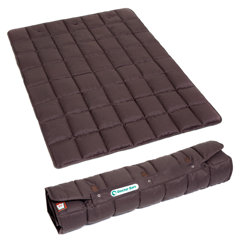 Thermoisolierende Doctor Bark Decke PORTABLE in braun, gefaltet und ausgelegt, mit gestepptem Design und quadratischen Kammern.