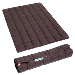 Thermoisolierende Doctor Bark Decke PORTABLE in braun, gefaltet und ausgelegt, mit gestepptem Design und quadratischen Kammern.