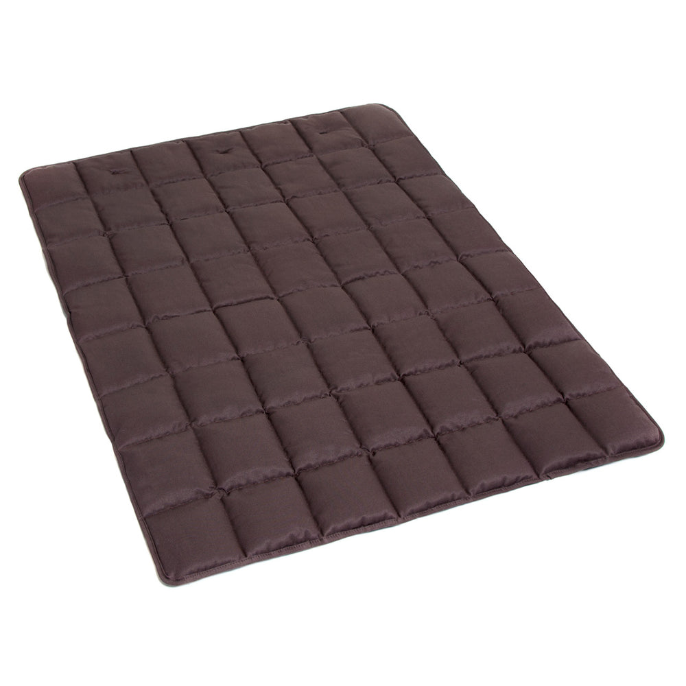 Dunkelbraune, gepolsterte Decke von Doctor Bark mit quilted Design und quadratischen Feldern. Ideal für unterwegs.