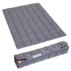 Graue PORTABLE Gewichtsdecke von Doctor Bark, gefaltet und aufgerollt, mit quadratischer Form und Puffs.