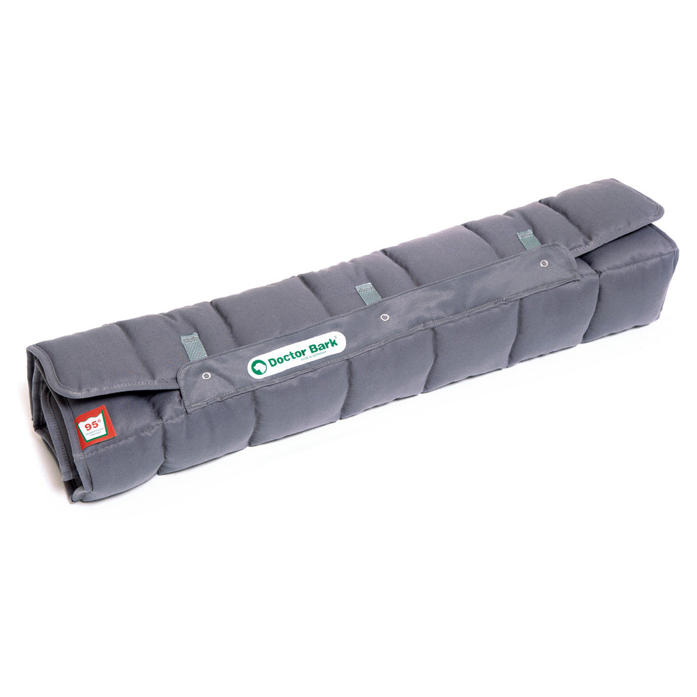 Graue Doctor Bark Decke PORTABLE mit gepolstertem Bezug und Logo, ideal für warme Erholung unterwegs.