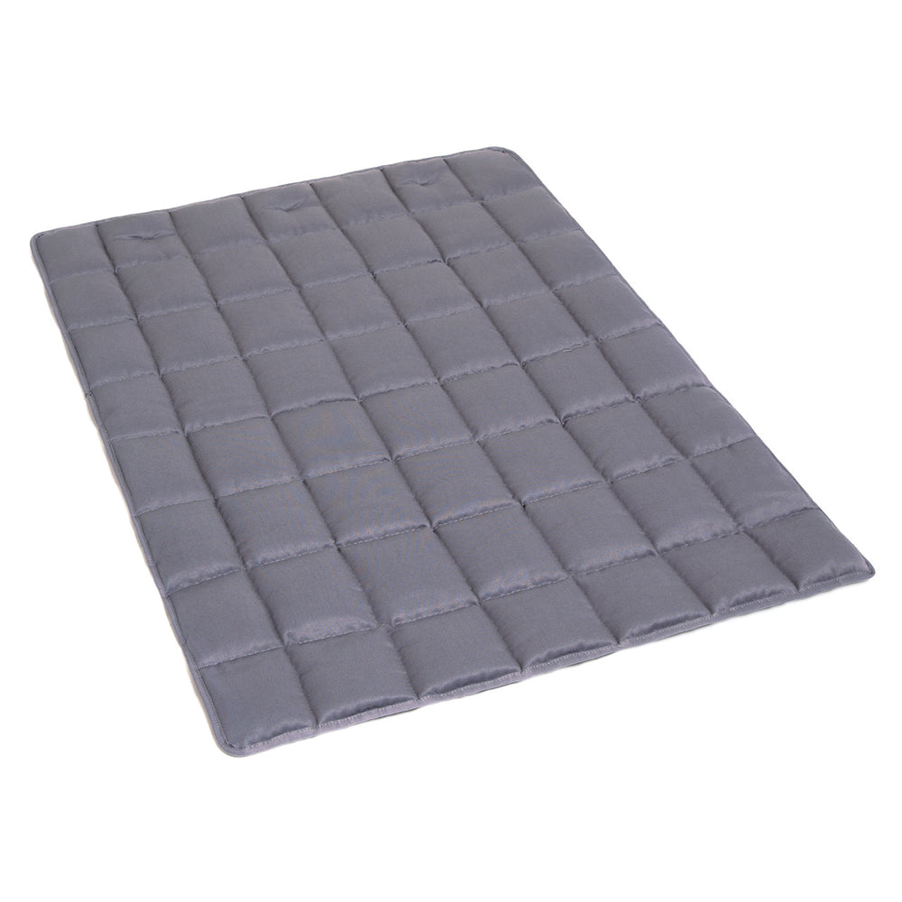 Graue gesteppte Decke PORTABLE von Doctor Bark, weich und quadratisch platziert, ideal für Hunde und unterwegs.